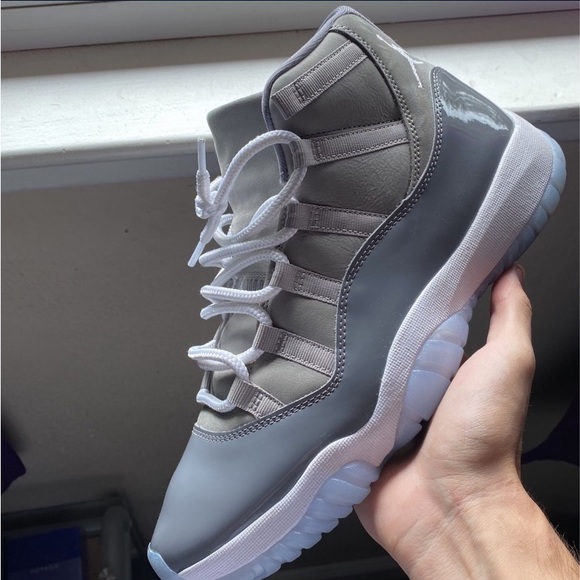 jordan shoes tie themselves